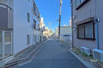 敷地東側の前面道路（南側から）