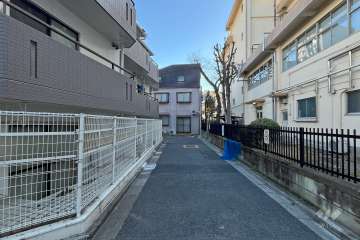 敷地南側の前面道路（西側から）