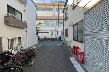 敷地西側の前面道路（北側から）