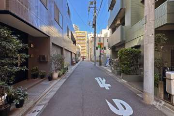 敷地北西側の前面道路（南西側から）