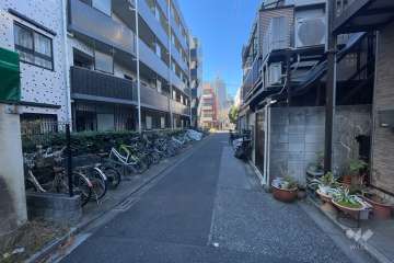敷地北側の前面道路（東側から）