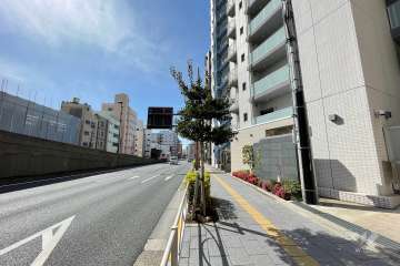 敷地の南東側前面道路は国道4号（日光街道）です（北東側から）。
