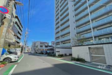 敷地の西側前面道路（南側から）