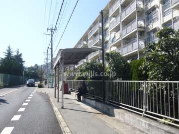 目の前にバス停があります