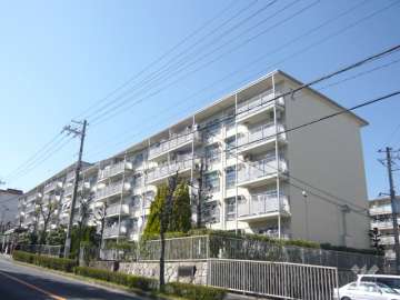 宝塚逆瀬台住宅2号棟の外観（南東から）