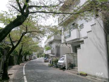 周辺は一戸建てが中心に立ち並ぶ住宅地