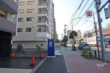 敷地北側の前面道路（東側から）