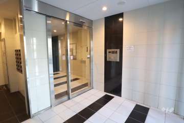 エントランスはオートロック付きです。