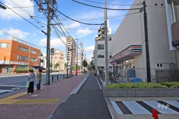 敷地北側の前面道路（西側から）