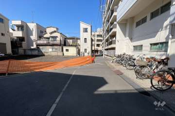 敷地の南側前面道路（東側から）