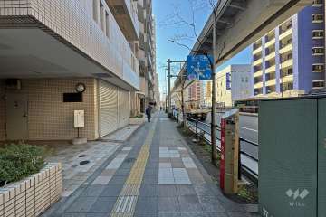 敷地西側の前面道路（北側から）