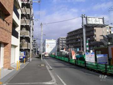 敷地東側の4車線のバス通り