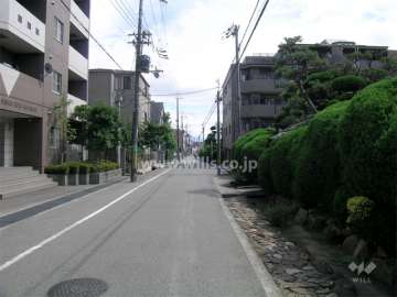 周辺は、生け垣のきれいな区画の整った住宅地です。