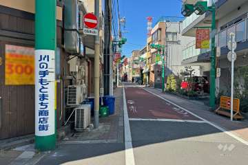 敷地南側の前面道路（東側から）