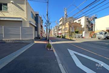 敷地北側の前面道路（東側から）