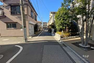 敷地南側の前面道路（東側から）