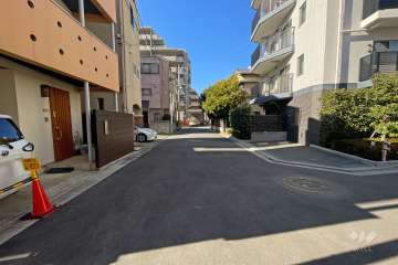 敷地南側の前面道路（東側から）
