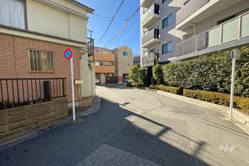 敷地南東側の前面道路（北東側から）