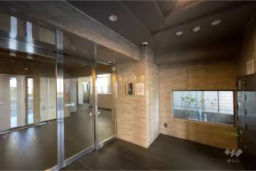 エントランスはオートロック付きです。