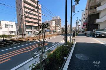 敷地北東側の前面道路（北西側から）