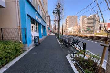 敷地北東側の前面道路（南東側から）