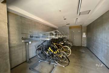 屋内に設けられた駐輪場