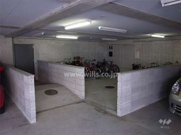 建物1階駐車場の横にある駐輪場
