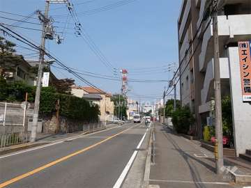 敷地の北側は二車線のバス通りに面しています。