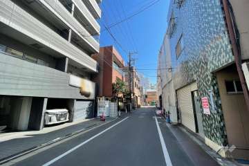 敷地の南側前面道路（西側から）