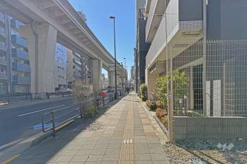 敷地の東側前面道路は尾久橋通りです（北側から）。