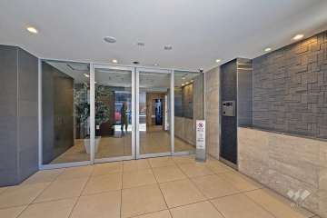 エントランスはオートロック付です。