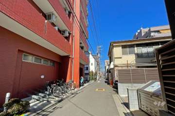 敷地の東側前面道路（南側から）