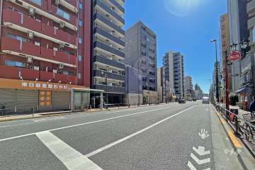 敷地の西側前面道路は尾竹橋通りです（北側から）。
