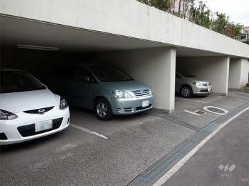 屋根付きの敷地内駐車場