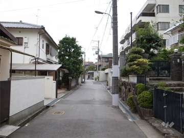 周辺は一戸建てが中心に建ち並ぶ住宅地です。