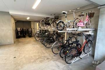 屋内に設けられた駐輪場