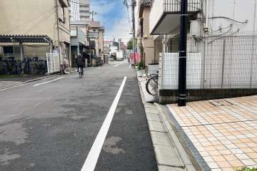 敷地の東側前面道路（北側から）