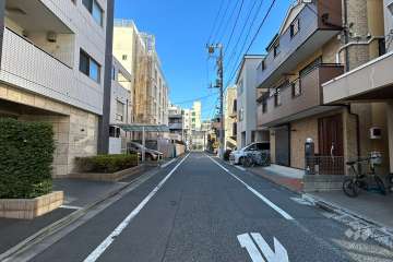 敷地北側の前面道路(北東側から)