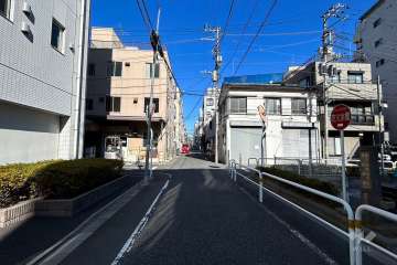 敷地東側の前面道路(南東側から)