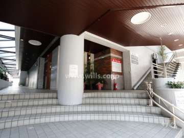 マンションの入口。低層階には店舗が入っています。