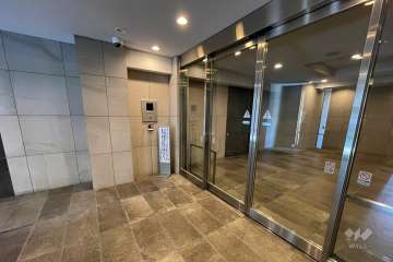 エントランスはオートロック付きです。