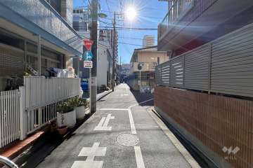 敷地の東側道路(北側から)