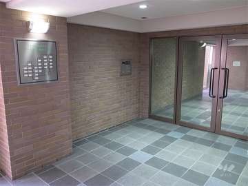 エントランスはオートロック付きです。