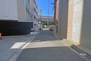 敷地西側の前面道路（南側から）