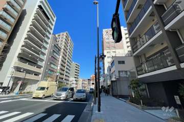 敷地西側の前面道路（南側から）