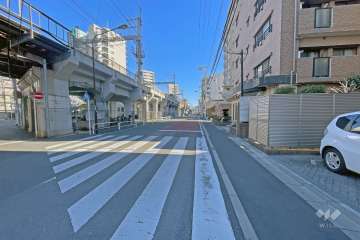 敷地の西側前面道路（南側から）は、藍染川西通りです。