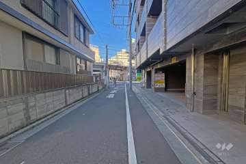 敷地の東側前面道路（南側から）