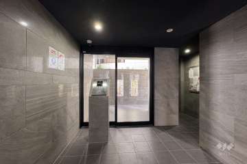 エントランスはオートロック付きです。