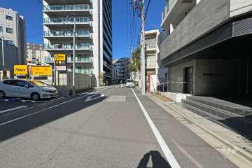 敷地南西側の前面道路（南東側から）