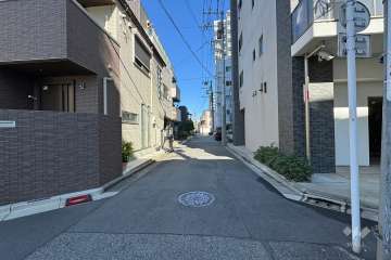 敷地西側の前面道路　